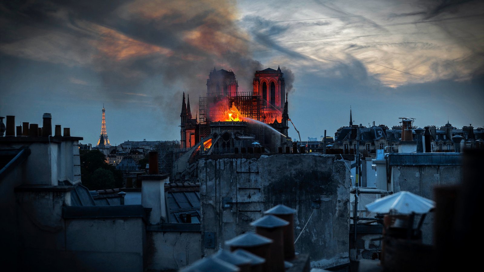https://www.gettyimages.es/detail/fotograf%C3%ADa-de-noticias/flames-and-smoke-are-seen-billowing-from-the-fotograf%C3%ADa-de-noticias/1137438121