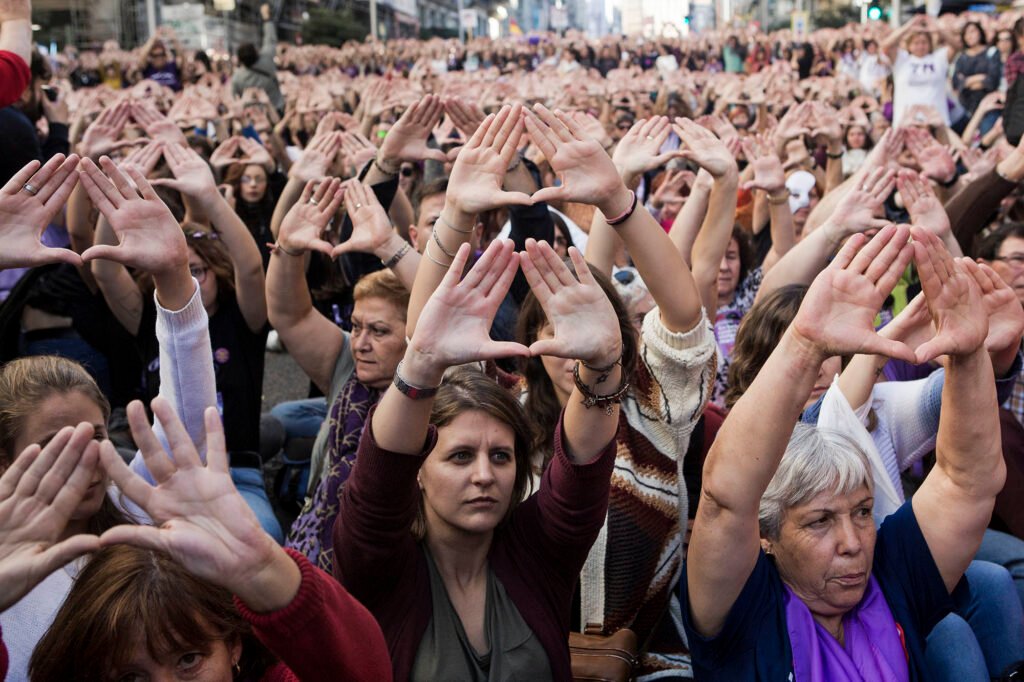 Feminismo es masonería (Mudra o signo masónico del triángulo, Merkel)