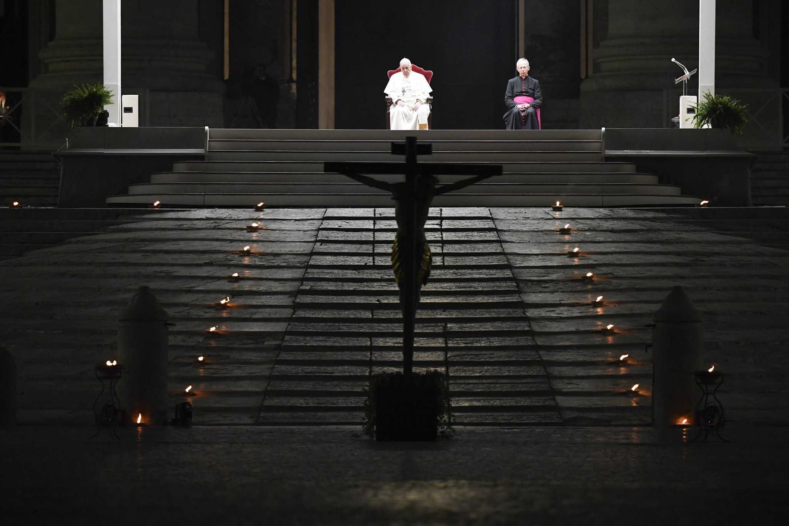 Los siete falsos Papas de (Apocalipsis 17): 1º. Roncali, 2º. Montini, 3º. Luciani, 4º. Wojtyla, 5º. Ratzinger y 6º. BERGOGLIO y 7º, el anticristo.