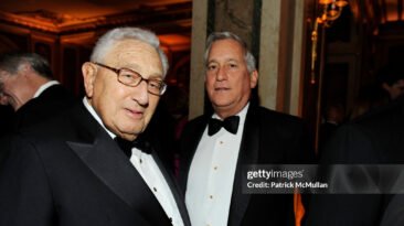 https://www.gettyimages.es/detail/fotograf%C3%ADa-de-noticias/henry-kissinger-and-walter-isaacson-attend-the-fotograf%C3%ADa-de-noticias/659792532