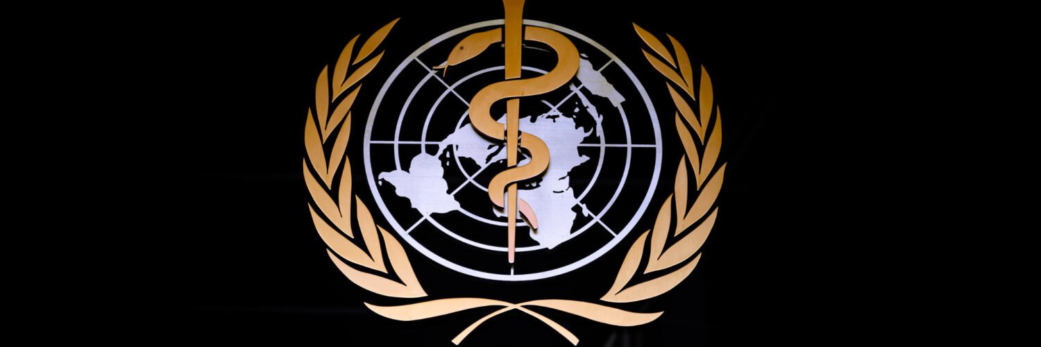 Logo OMS ONU sobre fondo negro (2500x1400)