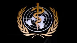 Logo OMS ONU sobre fondo negro (2500x1400)