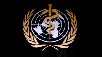 Logo OMS ONU sobre fondo negro (2500x1400)