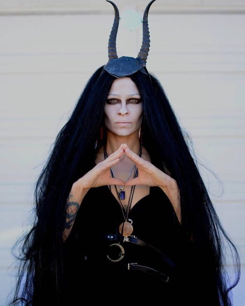 Mudra. Triángulo. Signo masónico. Masonería. Logia. Hitler. Feminismo.