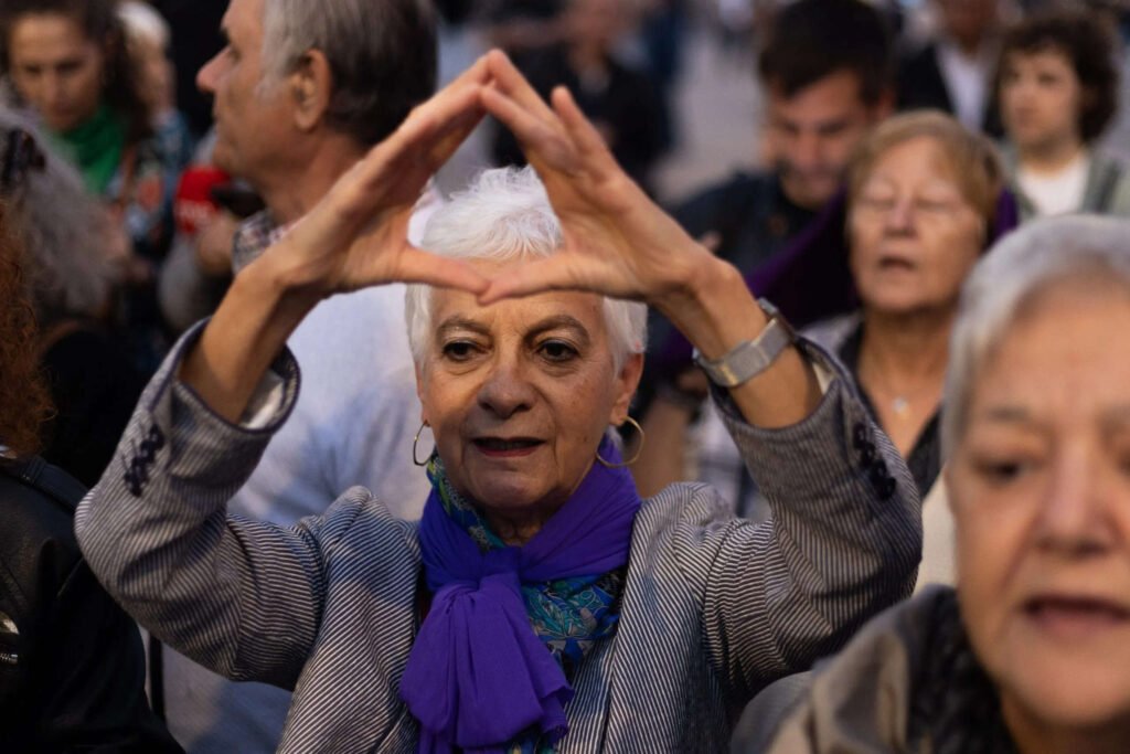 Mudra. Triángulo. Signo masónico. Masonería. Logia. Hitler. Feminismo.